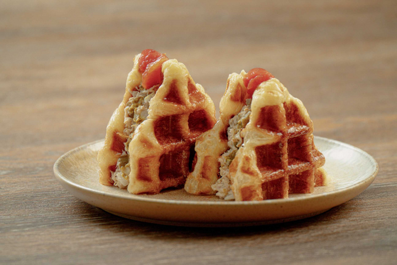 可朗弗鬆餅「富吉辣鮪」口味以濃郁的辣鮪魚拌醬點綴番茄丁的酸甜，造型宛若兩座小山。（180元，圖／TEA TAC TOE提供）