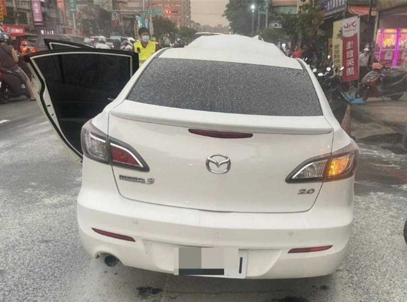 桃園龜山區驚傳車輛自燃，19歲女駕駛與同車友人及時逃生，消防人員迅速撲滅火勢，無人傷亡。（圖／翻攝照片）