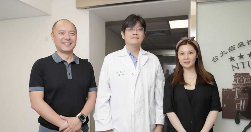 （左起）卓越媒體集團副社長陳今平、澎湖海文教醫療慈善基金會董事長黃凱文醫師、HOII創辦人林少萍推廣善舉，共同守護澎湖居民的健康（圖／HOII提供）。