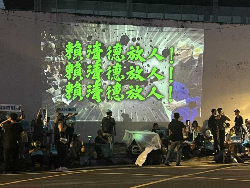 民眾黨號召支持者「自主」到台北看守所聲援柯文哲和陳佩琪。(圖/中國時報王揚傑攝)