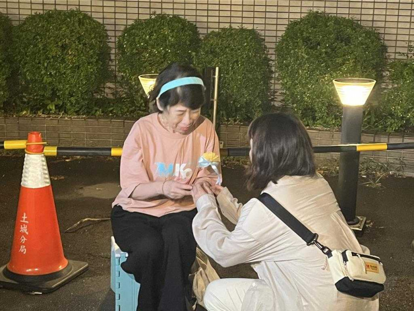 支持者送上小卡片給陳佩琪。(圖/中國時報王揚傑攝)