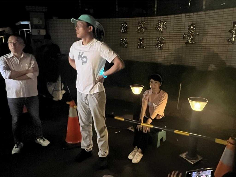 陳佩琪今晚在台北看守所前靜坐。(圖/中國時報王揚傑攝)