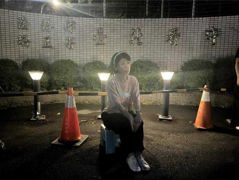 陳佩琪今晚在台北看守所前靜坐。(圖/中國時報王揚傑攝)