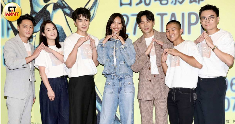 《我家的事》今日在台北電影節舉辦星光首映，（左起）藍葦華、高伊玲、曾敬驊、黃珮琪、姚淳耀、朱羿銘、導演潘客印。（圖／侯世駿攝）