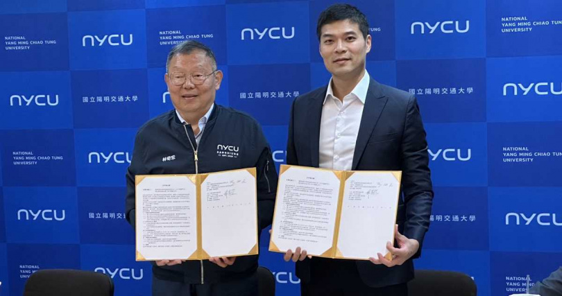 麗寶新藥總經理劉朝瀚(右)與陽明交大校長林奇宏(左)，共同簽署合作備忘錄，未來將AI導入抗癌藥物的臨床實驗（圖／麗寶提供）。