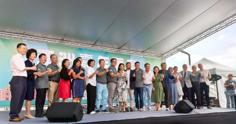 2025亞洲嘉年華會熱鬧登場!亞洲台灣商會聯合總會首次於台北101水舞廣場打造國際盛會。(圖/亞洲台灣商會提供)