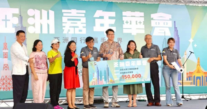 2025亞洲嘉年華會熱鬧登場!亞洲台灣商會聯合總會首次於台北101水舞廣場打造國際盛會。(圖/亞洲台灣商會提供)