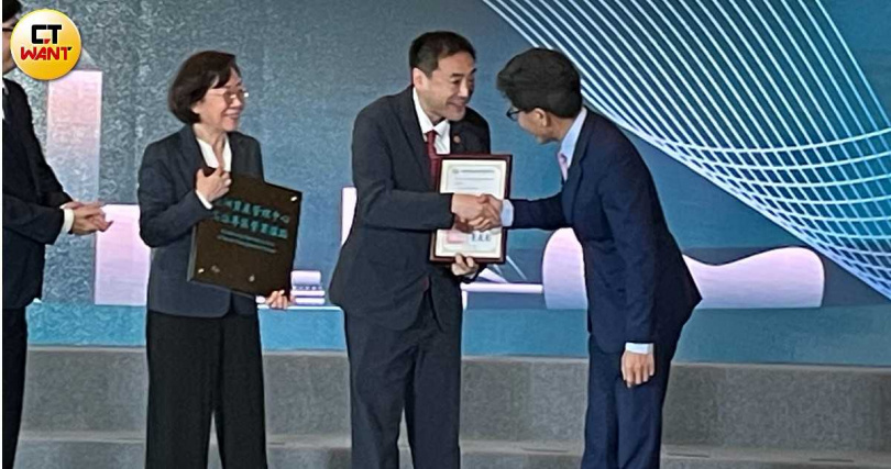 華南金控副董事長林知延（右二）出席代表銀行領取亞洲資產管理中心高雄專區營業據點牌。（圖／李蕙璇攝）