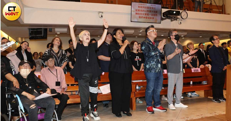 眾多星友用歌聲表達祝福與思念。（圖／焦正德攝）