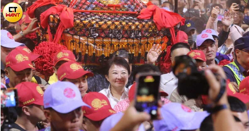 台中市長盧秀燕（中白衣者）被視為下屆國民黨主席大熱門。（圖／趙世勳攝）