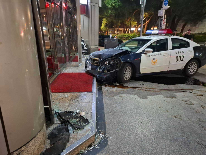 北市大安分局敦化南路派出所員警在前往支援過程中，疑似警車煞車失靈，猛撞大樓柱子，並因此波及2名路人。（圖／翻攝畫面）