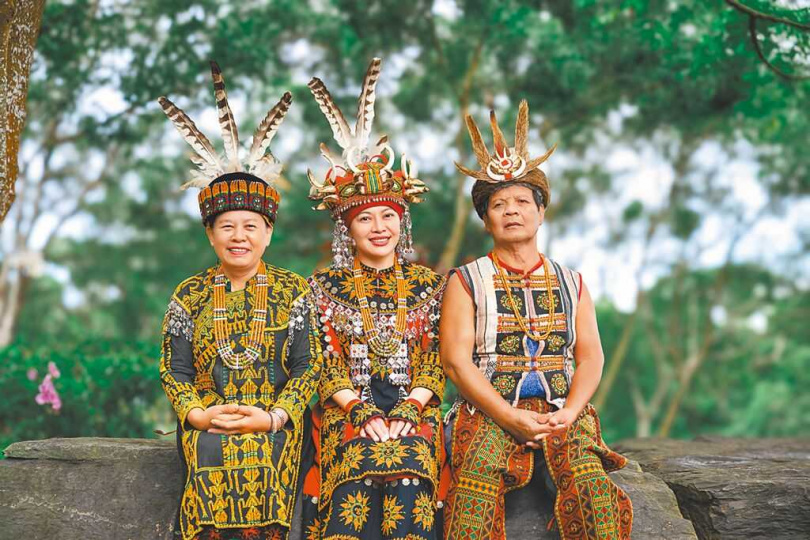 戴愛玲（中）與母親（左）、父親身穿族服開心合影。（圖／華納音樂提供）