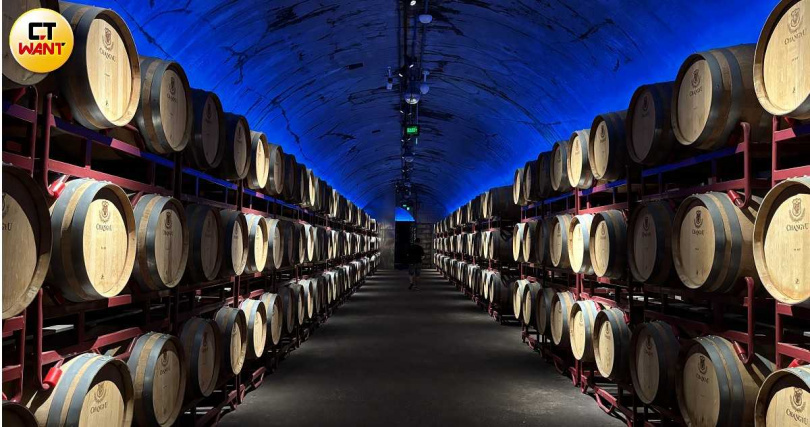 「張裕」的地下大酒窖深7公尺,於1905年完工,窖內恆溫約在攝氏14度左右。(圖╱王若攝)