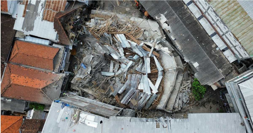 廢墟再度晃動，搜救行動一度中斷，現場一片驚呼。