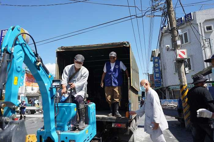 華藏淨宗弘化基金會特地調派小型怪手進行清淤除泥，協助居民改善環境。（圖片提供／華藏淨宗弘化基金會）
