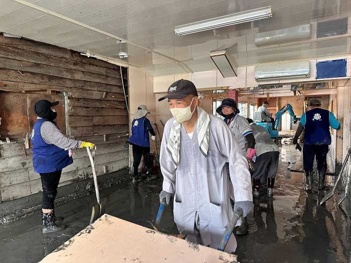 華藏淨宗弘化基金會號召百位同修深入災區，展開援助。（圖片提供／華藏淨宗弘化基金會）