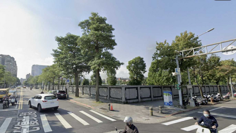 松山機場旁的松南營區雖非輝達首選地點，土地價格也相對較北士科稍貴，但北士科T17、T18和T12看來都還有很多問題待解，目前觀察松南營區成案機率最高。（圖／截自google map）