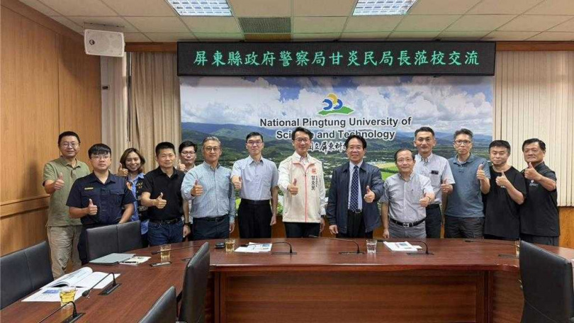 屏東縣警察局長甘炎民(右七)與屏東科技大學校長張金龍(右六)簽署校園交通安全合作宣言。(圖/屏東縣警察局提供/羅琦文屏東報導)