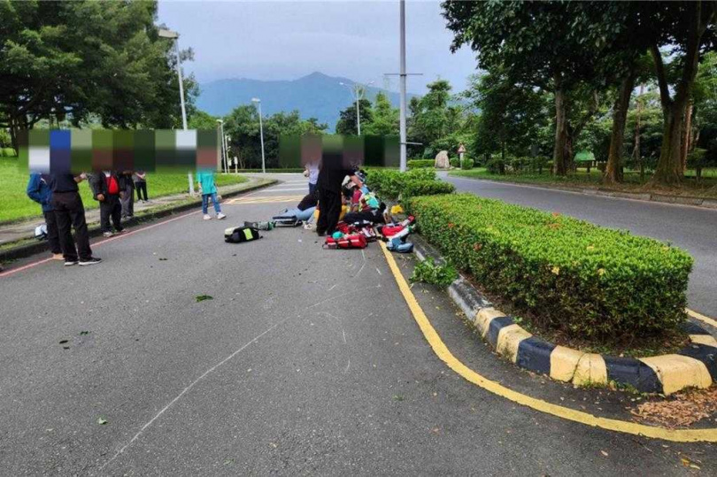 屏東科技大學校內及周邊道路時聞車禍發生,10月1日有學生在校內彎道不慎外拋,先擦撞分隔島後噴飛,再撞擊分隔島上燈柱,送醫不治。(圖/屏東縣警察局提供/羅琦文屏東報導)
