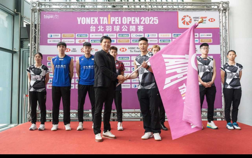 中華羽協理事長張國祚致贈10萬激勵金給周天成,他則選擇將獎金捐出做公益。(圖/翻攝畫面)