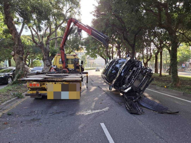 北市大安區辛亥路、台大社科院後方17日上午發生一起車禍事故。（圖／翻攝畫面）