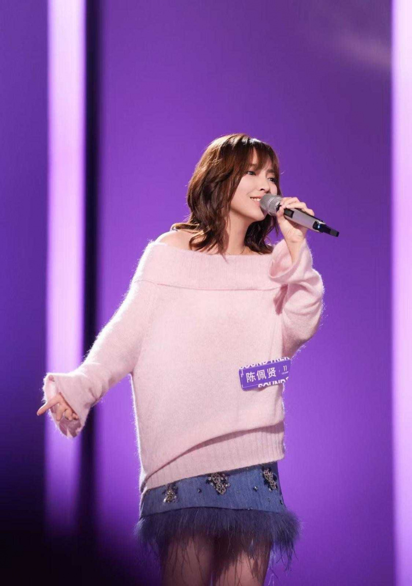 陳佩賢近期登上中國大型音樂節目《聲鳴遠揚》舞台，成功晉級20強。（圖／福茂唱片提供）