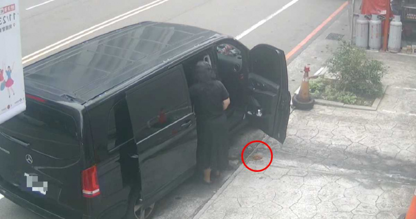 女駕駛「長裙掩護」路邊炸屎留一坨。(圖/翻攝自臉書社團/我是頭份人)