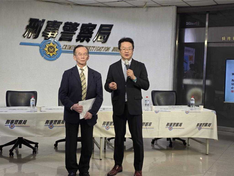 行政院打擊詐欺指揮中心副執行秘書賴正庸(右)，說明對「小紅書」的管制措施。（圖／報系資料照）