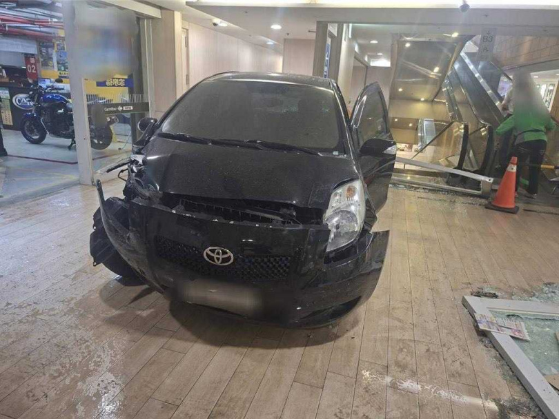 65歲婦人駕車暴衝商場玻璃門瞬間粉碎。（圖 ／翻攝畫面）