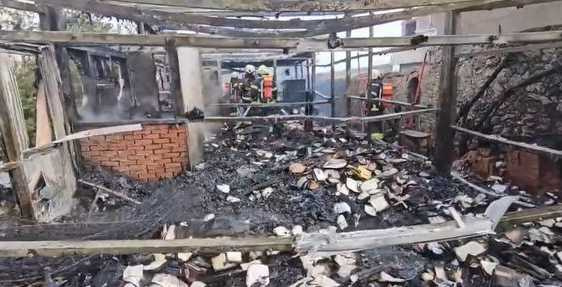 澎湖湖西鐵皮屋烈焰吞噬整棟燒到只剩骨架。（圖 ／翻攝畫面）