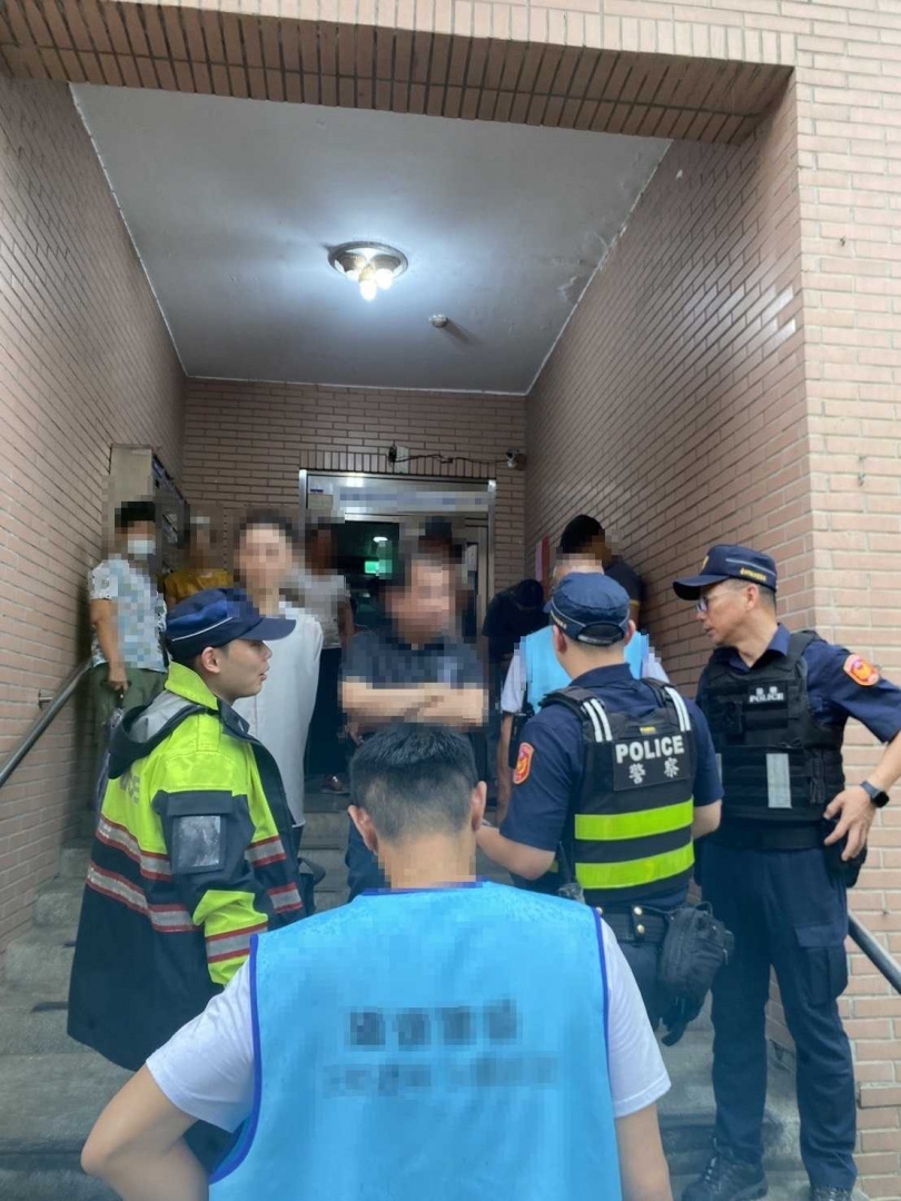 北市松山區健康新城C區住戶發現,海砂屋鑑定採樣涉及公共空間疑慮,當場抗議並報警處理。(圖/讀者提供)