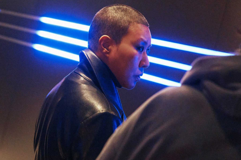 鄭英珠特別在片中剃髮，演出大反派角色的左右手。（圖／采昌提供）