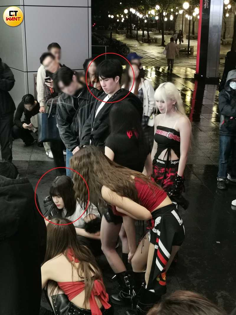 不被下雨影響，陳詩穎完成大跳任務，郭方儒也湊近看拍攝成果。（圖／本刊攝影組）