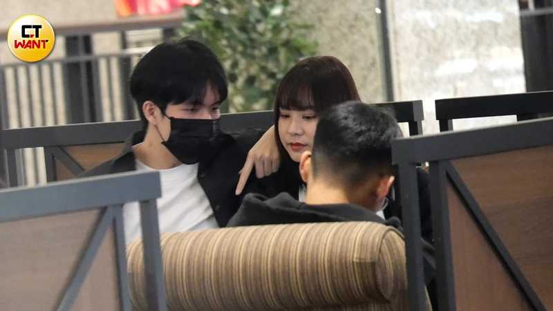 郭方儒在講話時，手非常自然就搭上陳詩穎的肩膀。（圖／本刊攝影組）