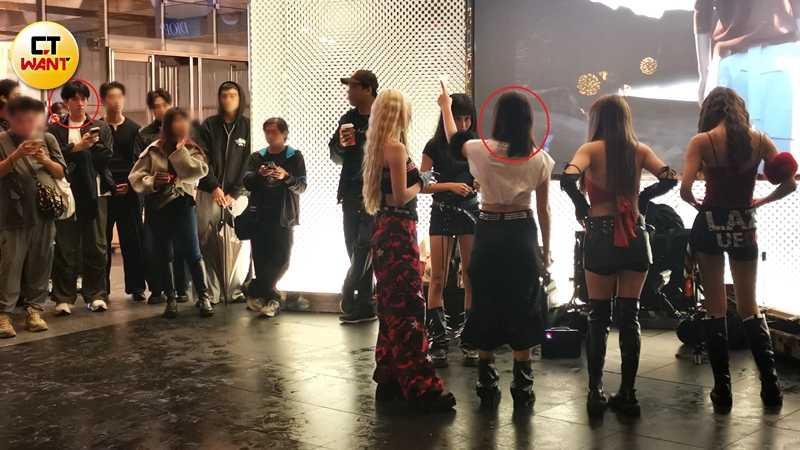 陳詩穎在街頭大跳，郭方儒就在人群中當觀眾。（圖／本刊攝影組）