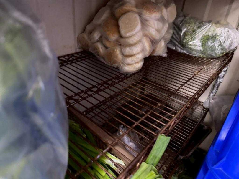 衛生局到場稽查,查獲冰箱不潔與層架生鏽等缺失。(圖/台北市衛生局提供)