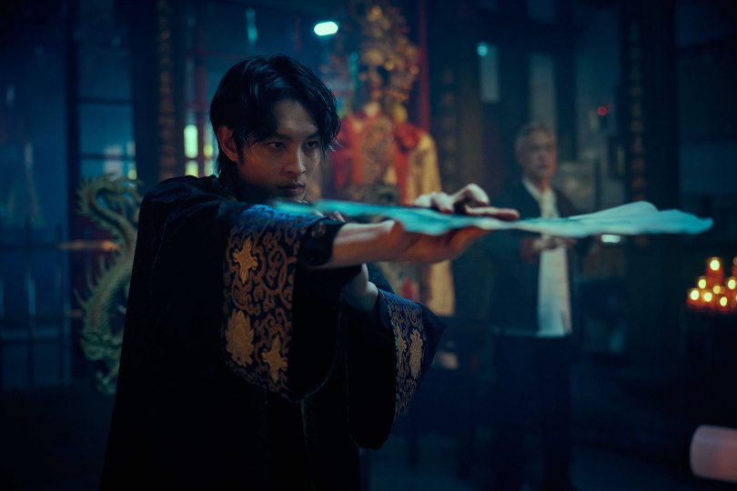 曹佑寧帥氣舞扇念咒，想像自己是《鬼滅之刃》炭治郎。（圖／威視電影）