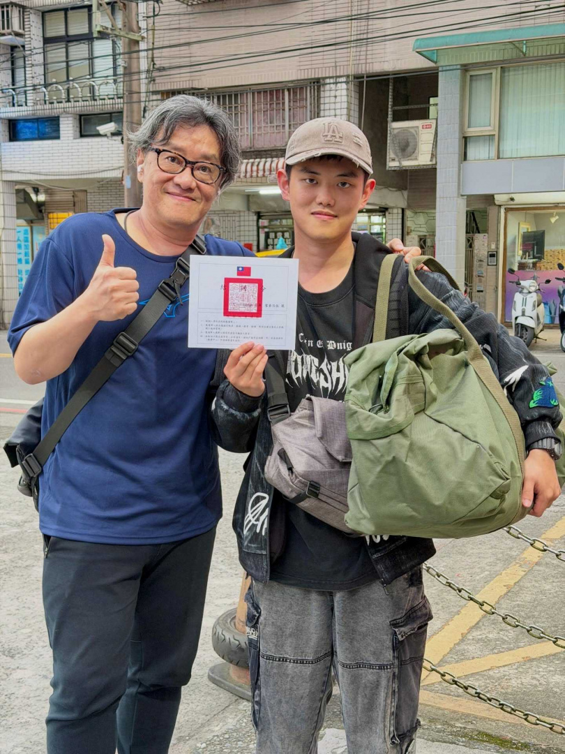 施文彬於社群平台曬出自己與兒子「佑佑老師」的退伍令。（圖／翻攝自施文彬FB）