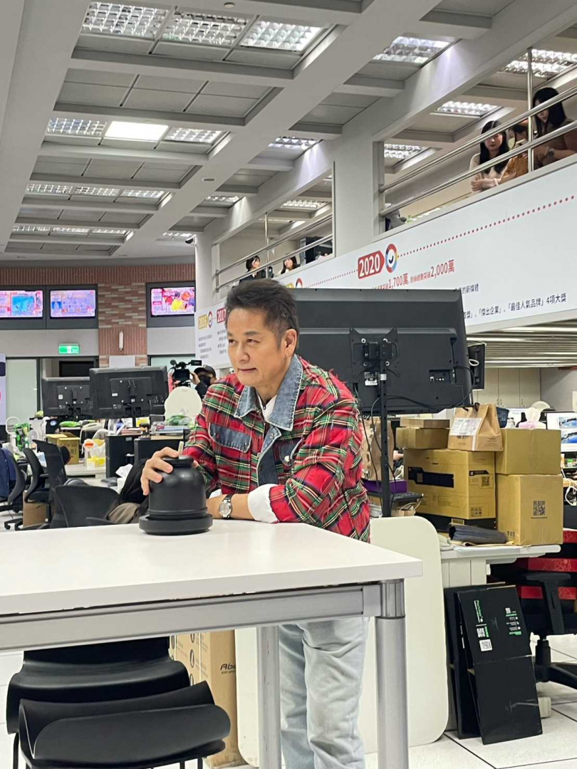 徐乃麟前進各個工作領域，當場跟工作人員開戰。（圖／大浪娛樂提供）