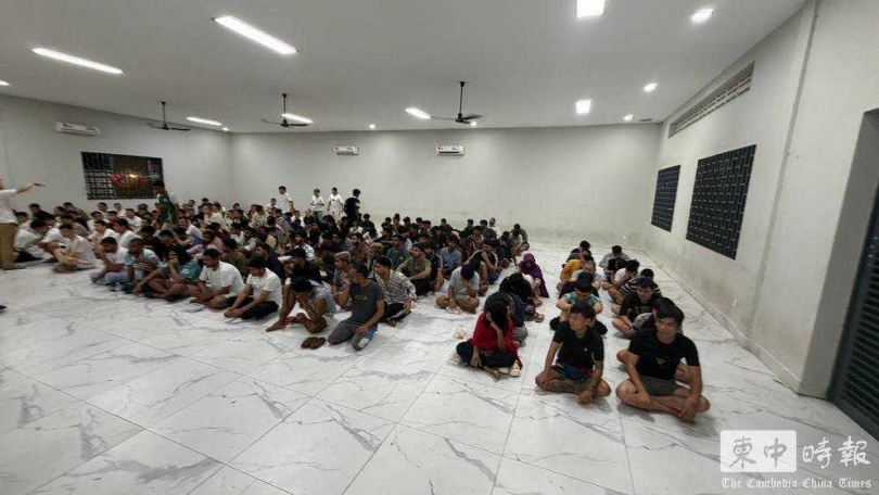 柬埔寨警方掃蕩大型詐騙據點,現場查扣大量電腦與手機設備,並逮捕218名外籍嫌疑人。(圖/翻攝自柬中時報)