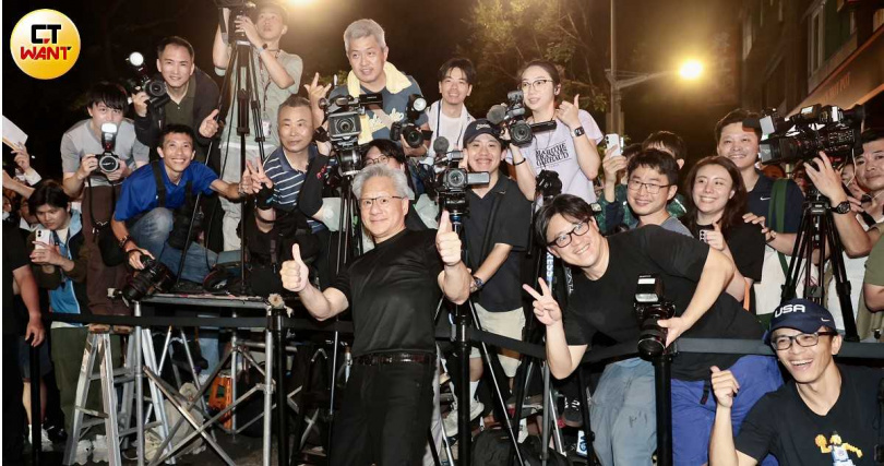 輝達執行長黃仁勳在員工大會中與同仁們親切互動，28日晚間也與現場工作媒體記者們合影留念。（圖／黃耀徵攝）
