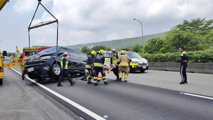 現場多人受困,其中1人受困車內、另有1人遭壓在廂型車底,現場並有2人失去呼吸心跳。(圖/報系資料照)