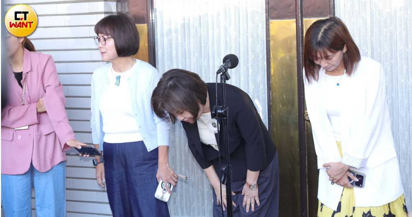 民進黨立委賴惠員(右2)向賈永婕道歉。(圖/周志龍攝)