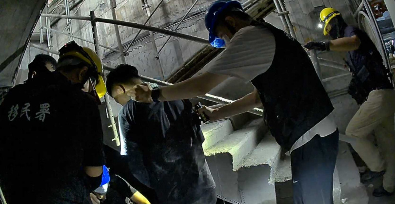 非法移工見查緝人員慌忙逃跑,一度藏匿在尚未完工的樓層洞口。(圖/移民署提供)