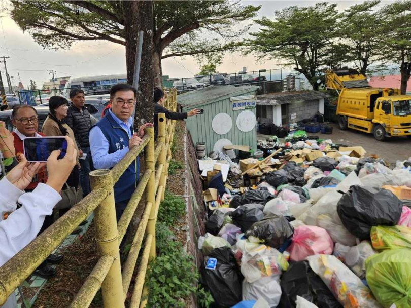 屏東縣瑪家鄉落實資源回收，但因處理量能不足，回收場待處理資源堆積如山，環境部長彭啟明12日前往視察，允諾補助改善。（圖／中國時報羅琦文攝）