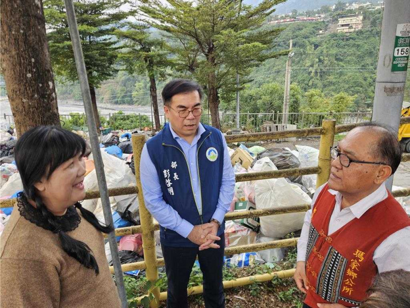屏東縣瑪家鄉落實資源回收，但因處理量能不足，回收場待處理資源堆積如山，立委伍麗華（左）質詢時反映問題，環境部長彭啟明（中）12日前往視察，允諾補助改善。（圖／中國時報羅琦文攝）