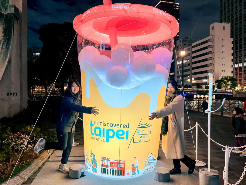 台北市「啜飲繽紛台北」珍珠奶茶燈飾在2024年「大阪光之饗宴」活動中深獲好評。(圖/台北市觀傳局提供)