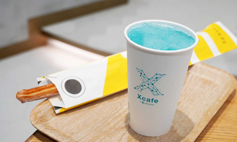 Xpark館內餐廳也有各色點心，例如結合果凍與彈珠汽水的「水母汽泡蘇打」（前，190元）、包裝可愛的「變身好鰻吉拿棒」（90元）等。（圖／魏妤靜攝）