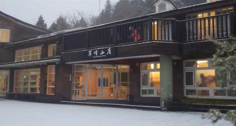 宜蘭縣太平山國家森林遊樂區27日氣溫降到0度，清晨5時開始下起冰霰，整片山形成一片雪白世界。（圖／林業及自然保育署宜蘭分署提供／中國時報吳佩蓉宜蘭傳真）