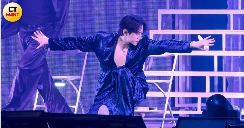 李俊昊接連兩天在台大體育館辦FAN-CON，他穿著深藍色西裝，胸前微敞帥氣登台。（圖／焦正德攝）